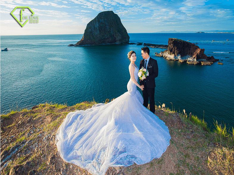 Hãy đến với Phú Yên để chụp ảnh cưới đẹp như mơ! Với thiên nhiên hoang sơ và bãi biển tuyệt đẹp, chất lượng ảnh sẽ không thể tuyệt vời hơn. Nếu bạn muốn lưu giữ những khoảnh khắc đẹp nhất trong ngày cưới của mình, không nên bỏ lỡ cơ hội tuyệt vời này!