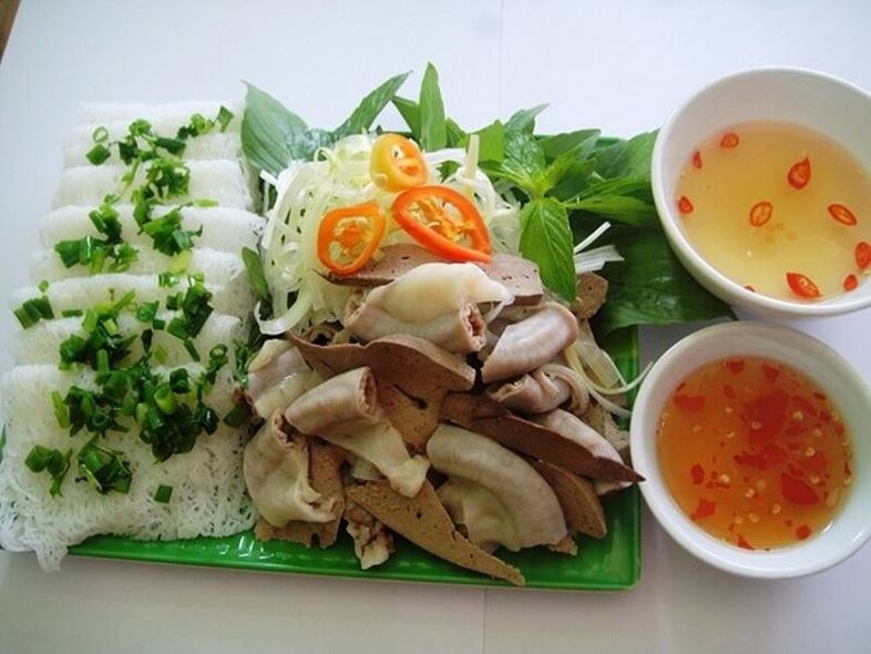 Bánh hỏi lòng heo Phú Yên là hòa quyện của bánh hỏi trắng ngần cùng với đĩa lòng luộc đầy đủ